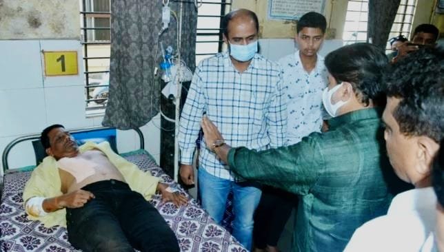पालकमंत्री उदय सामंत यांच्याकडून जखमी शिवसैनिक संतोष परब यांची विचारपूस
