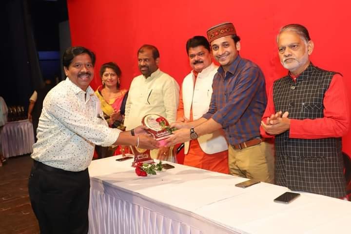 नाट्य कलावंत राजेश कांडर यांचा अखिल भारतीय नाट्य परिषदेतर्फे गौरव