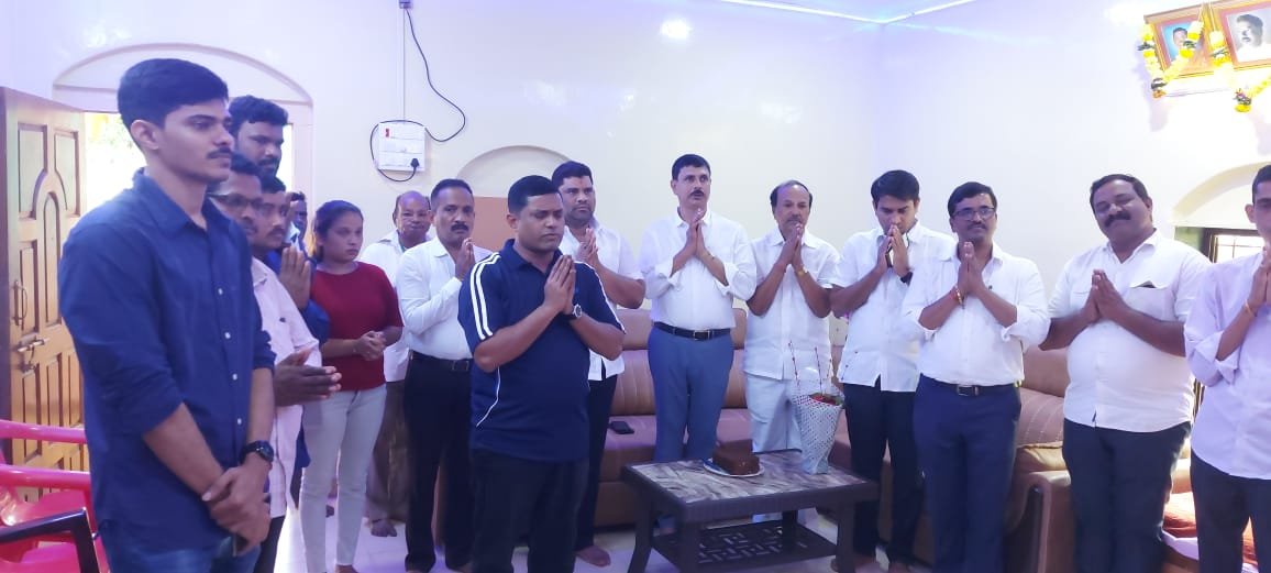 आ. वैभव नाईक यांनी ख्रिस्ती बांधवांना भेट देऊन ख्रिसमसच्या दिल्या शुभेच्छा