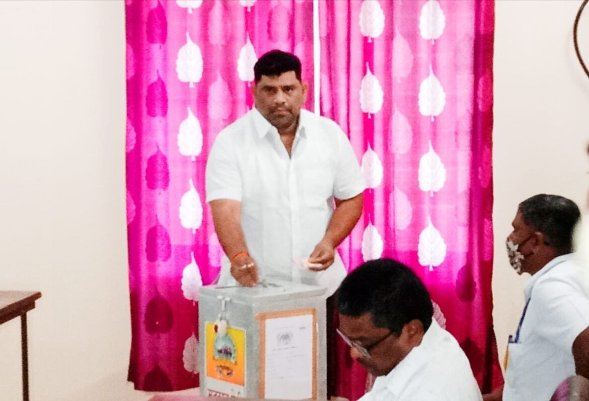 आमदार वैभव नाईक यांनी बजावला मतदानाचा हक्क