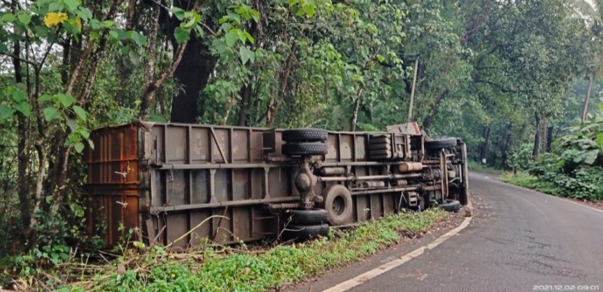 दाणोली वळणावर कंटेनर ट्रकचा अपघात