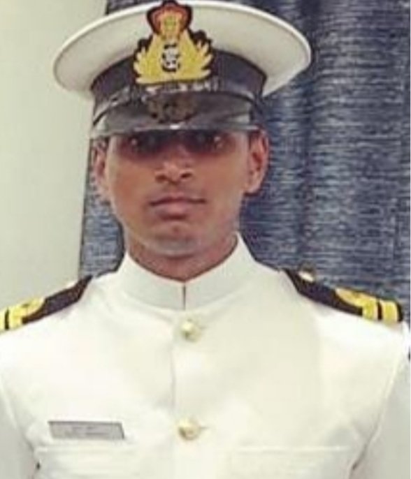 सिंधुदुर्गचे सुपुत्र लेफ्टनंट कमांडर सुरज वारंग “नौसेना अध्यक्ष प्रशंसा पदकाने” सन्मानित
