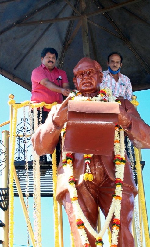 राष्ट्रवादी नेते तथा नगरसेवक अबिद नाईक यांनी पुष्पहार अर्पण करुण कणकवलीत राष्ट्रवादीतर्फे महापरिनिर्वाण दिनानिमित्त डॉ बाबासाहेब आंबेडकर यांच्या स्मृतीला केले अभिवादन