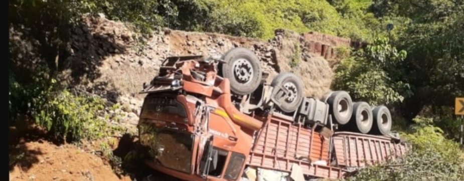 फोंडाघाटात फरशी भरलेला ट्रक यू टर्न वळणावरून कोसळला
