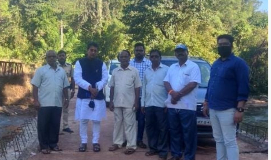 मळेवाड-भटवाडी येथील रखडलेल्या पुलाच्या कामाची पहाणी करून संबंधित ठेकेदाराला सूचना