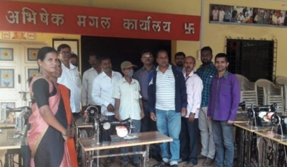 सुरेश प्रभू यांच्या वतीने कणकवली तालुक्यातील १२० शिलाई मशीनचे कासार्डेत वितरण