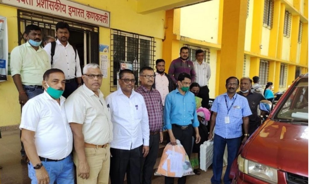 कणकवलीत ग्रामपंचायत पोटनिवडणुकांसाठी ईव्हीएम मशीन घेत कर्मचारी रवाना