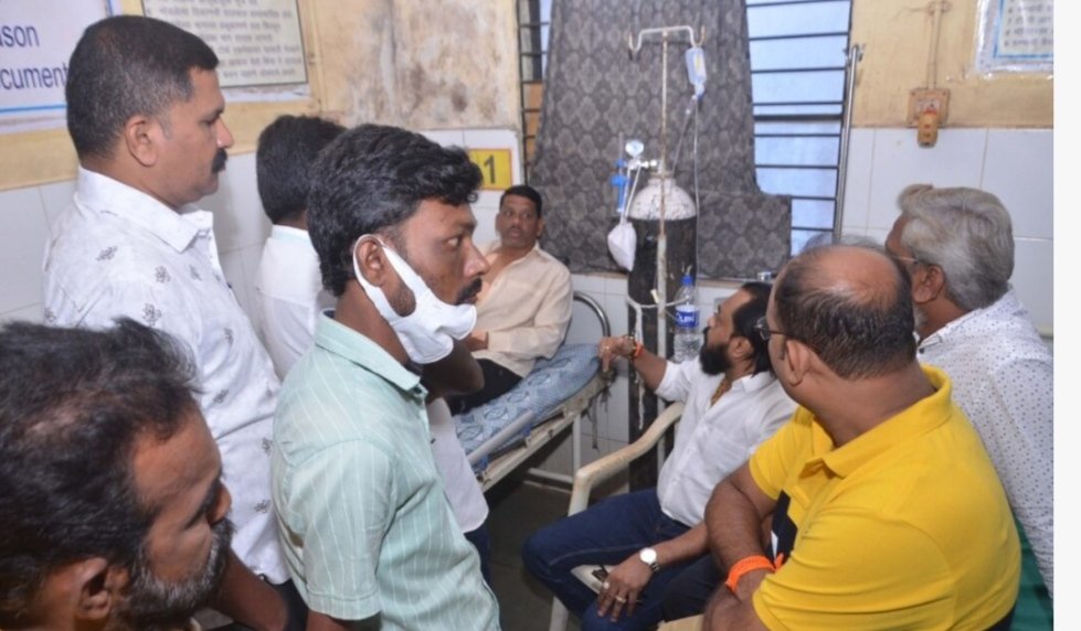 शिवसेना लोकसभा मतदारसंघ सहसंपर्कप्रमुख आप्पा पराडकर यांनी जखमी संतोष परब यांची कणकवली उपजिल्हा रुग्णालयात घेतली भेट