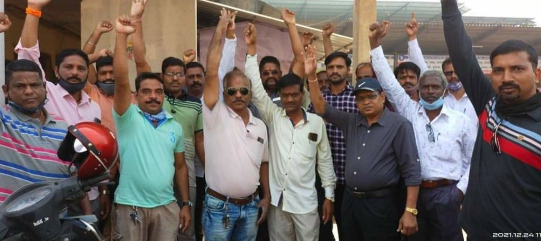 एसटी संपात सहभागी झालेल्या कर्मचाऱ्यांच्या अंगावर गाडी घालण्याचा प्रयत्न