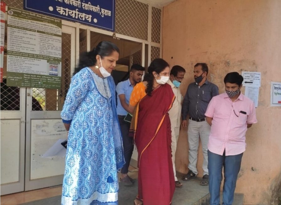 जिल्हाधिकारी के.मंजुलक्ष्मी यांच्याकडून बँक निवडणूक मतदान केंद्रांची पहाणी