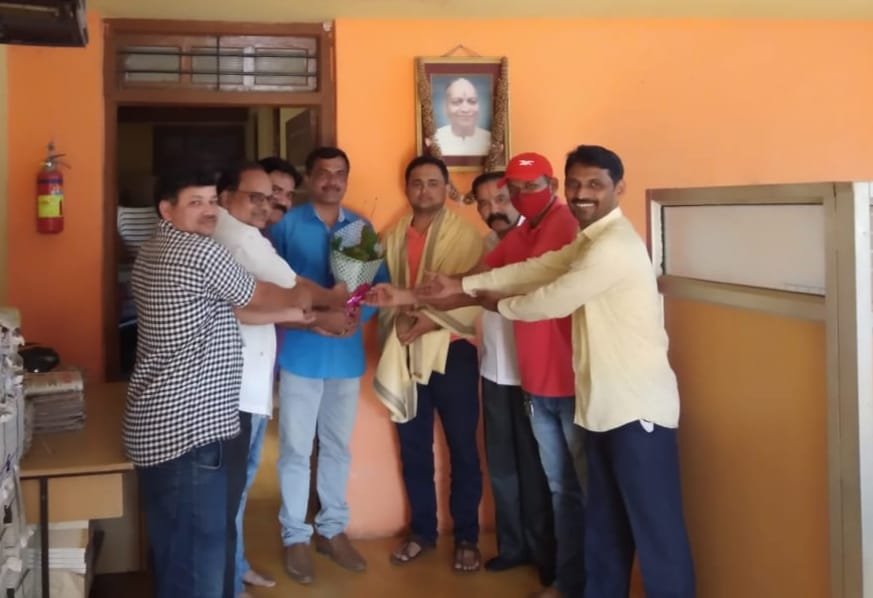 राष्ट्रीय काँग्रेस पक्षाचे ज्येष्ठ कार्यकर्ते श्री राजेंद्र मनोहर पेडणेकर यांनी दैनिक लोकमत कणकवली कार्यालयाला दिली भेट