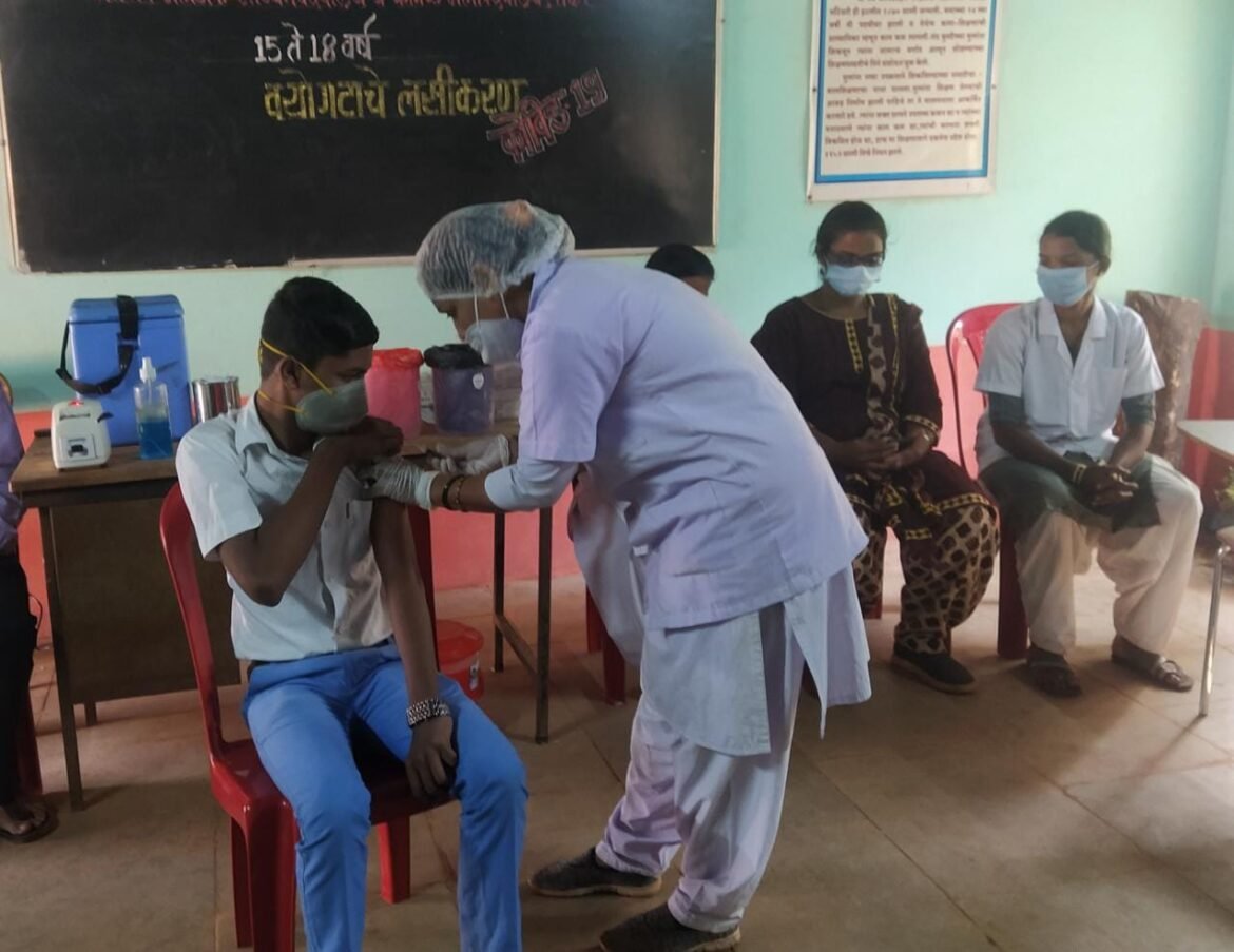 *15 ते 18 वर्षे वयोगटातील विद्यार्थ्यांना तळेरे हायस्कूलमध्ये लसीकरण*
