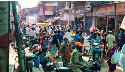 कणकवली बाजारपेठेत रस्त्यावर दुकाने लावणाऱ्यांचा पादचारी आणि वाहनचालकांना त्रास