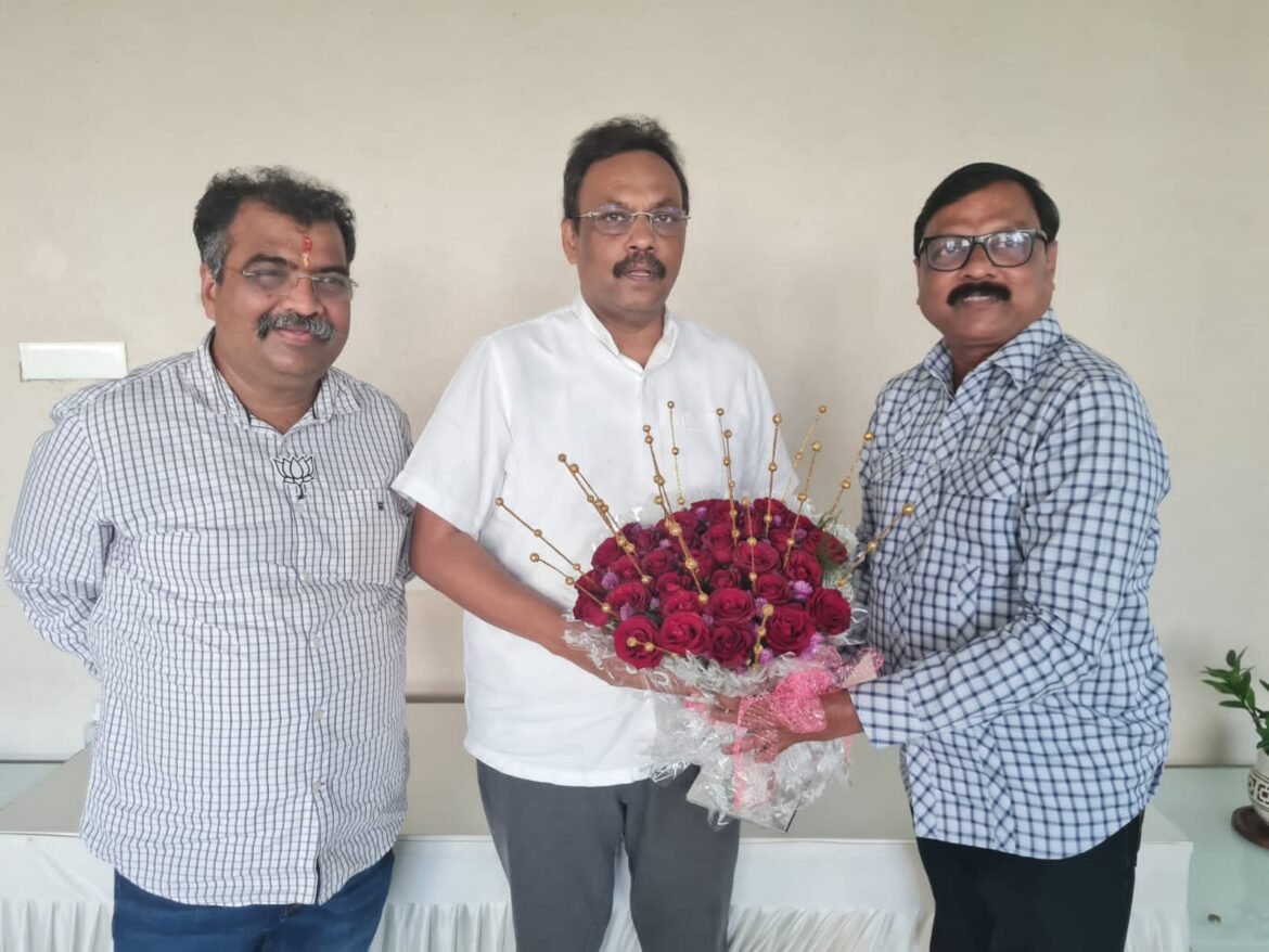 जिल्हा बँक उपाध्यक्ष अतुल काळसेकर यांचे विनोद तावडे, रवींद्र चव्हाण यांच्याकडून अभिनंदन