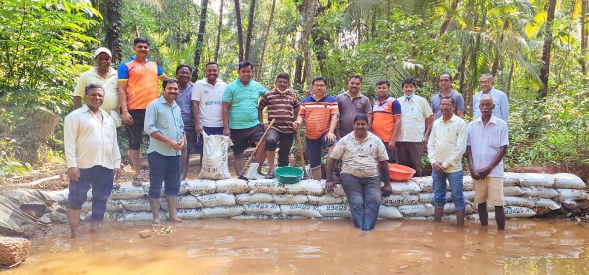मालवण पत्रकार समितीच्या वतीने साळेल येथे वनराई बंधारा उभारणी