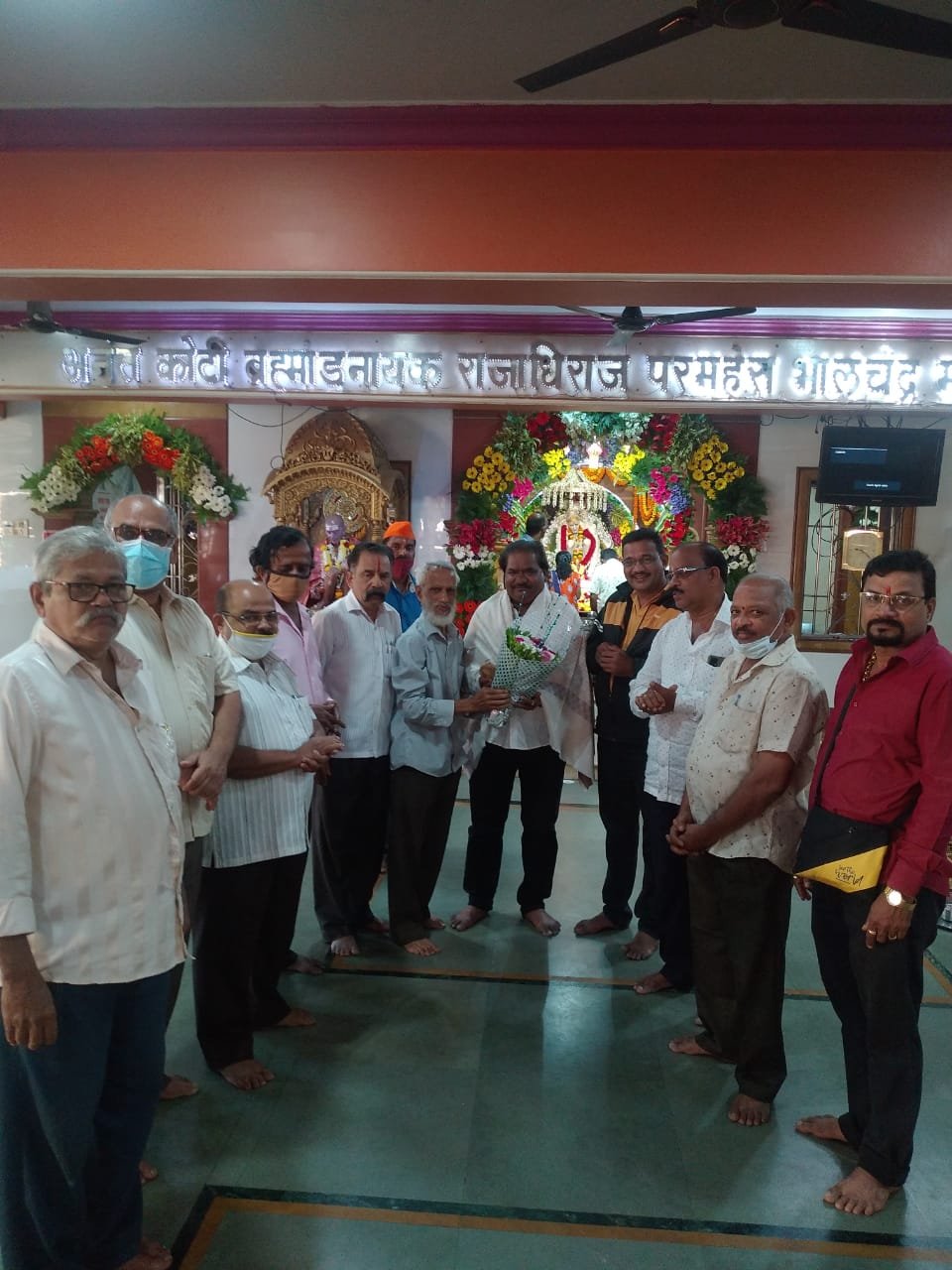 विजय केळुसकर,बाबा भालचंद्र महाराज, संस्थानचे व्यवस्थापक संजय मालंडकर यांच सत्कार