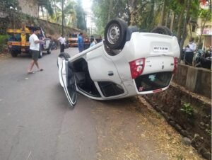 सावंतवाडी तहसीलदार कार्यालयासमोर गाडी पलटी