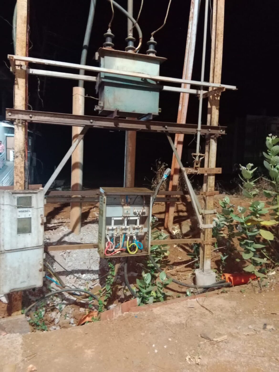 तळेरे येथील डोंगरे किराणा दुकाना समोरील महावितरण कंपनीची वीजपुरवठा करणारी मुख्य डीपी सताड उघडी