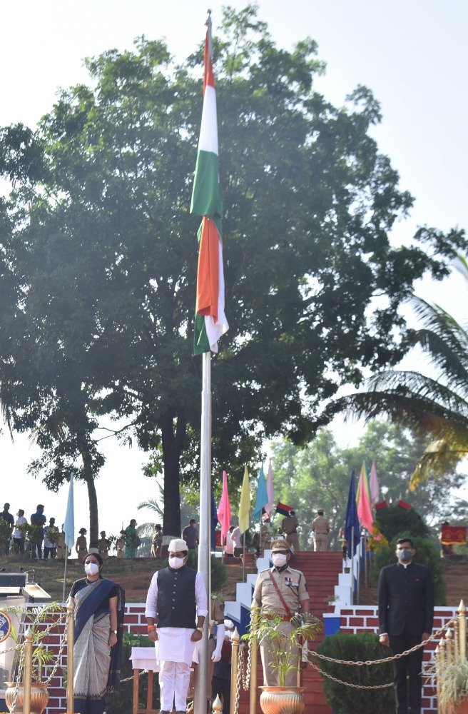 प्रजासत्ताक दिनाच्या 72 व्या वर्धापन दिनानिमित्त पालकमंत्र्यांच्या हस्ते ध्वजारोहण