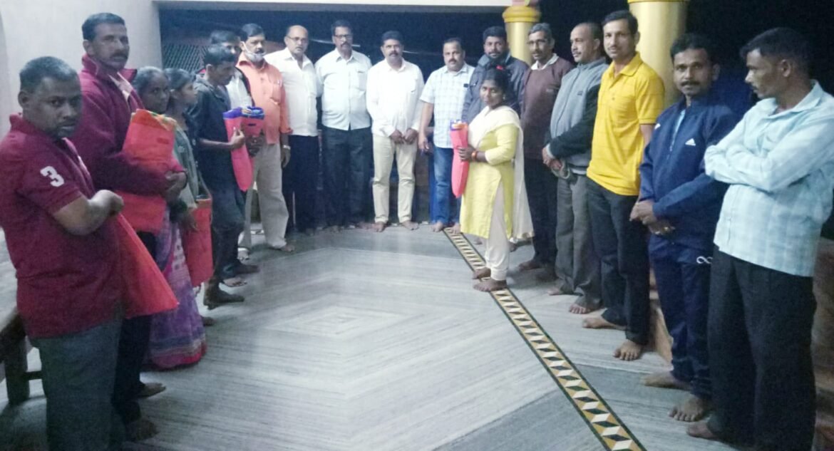 भाजपा वेंगुर्ले च्या वतीने मातोंड – पेंडुर गावामध्ये दिव्यांगांना ब्लँकेट चे वाटप