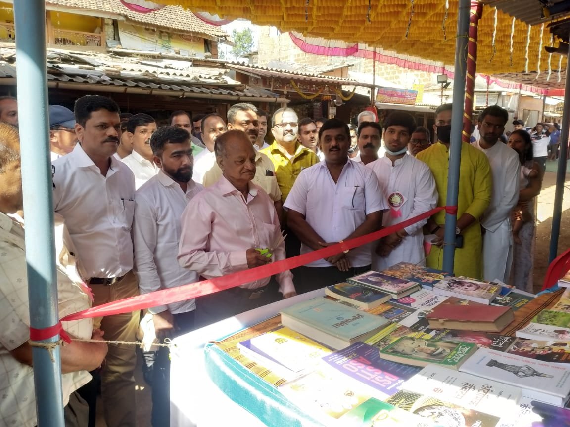 स्व. सुनिल तळेकर सार्वजनिक वाचनालयाचे ग्रंथ प्रदर्शन