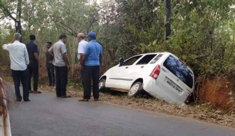 मळगाव येथे कारचा अपघात