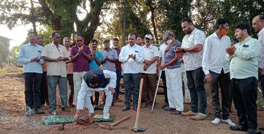फणसवाडी येथील रस्त्याच्या कामाचे आमदार दीपक केसरकर यांच्या हस्ते भूमिपूजन