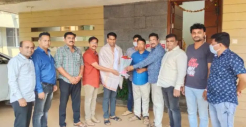 मराठा समाजाच्या वतीने जिल्हा बँक संचालक सुशांत नाईक यांचा सत्कार