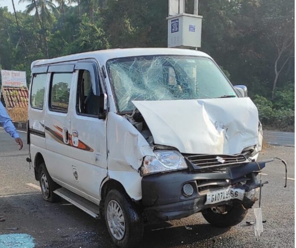 बांदा-सटमटवाडी येथे वॅगनारला इको कारची धडक