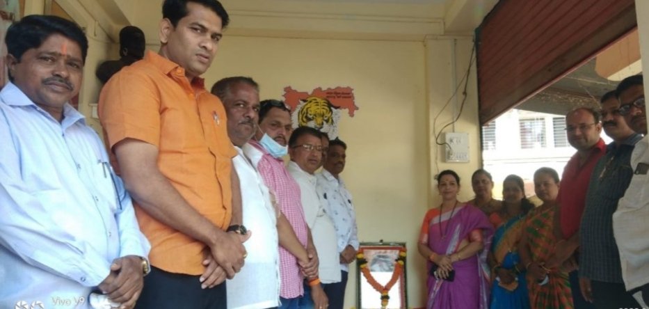 शिवसेनेकडून मीनाताई ठाकरे यांच्या जयंती निमित्त अभिवादन