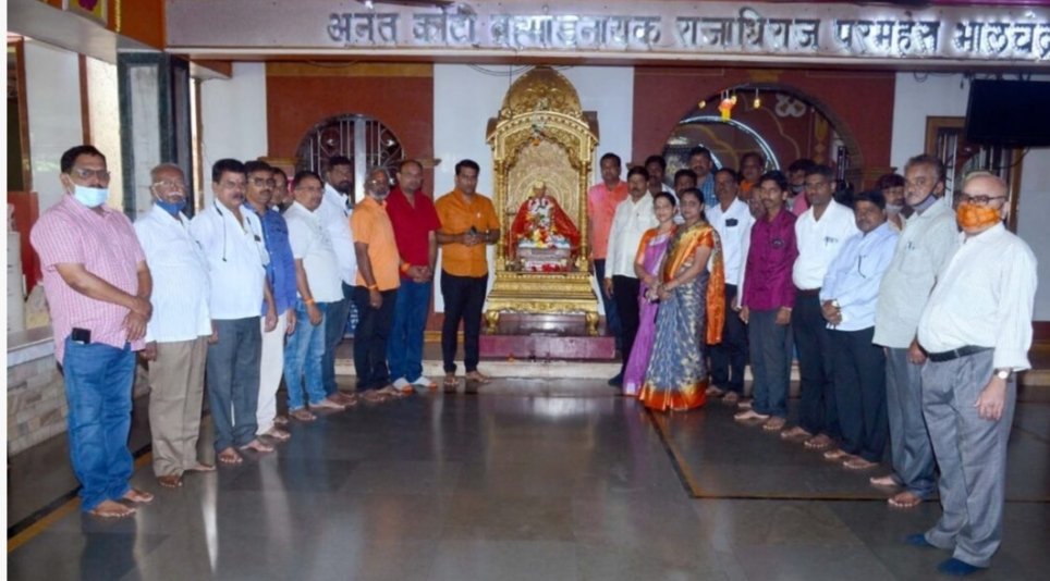 उद्योजक किरण सामंत यांच्या दीर्घायुष्यासाठी शिवसैनिकांची भालचंद्र बाबाचरणी प्रार्थना