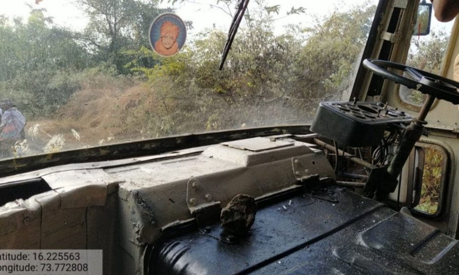 कळसुली डोंगरी येथे अज्ञाताची एस टी वर दगडफेक
