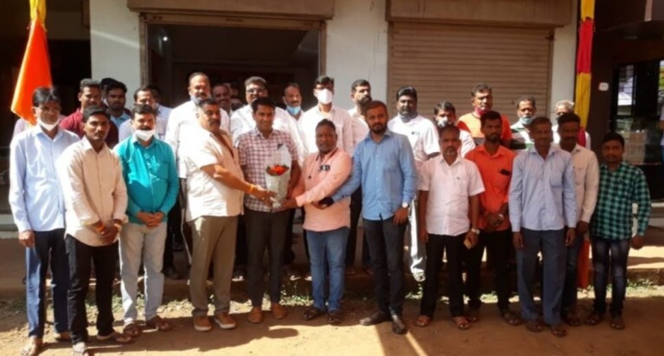 वैभववाडी शिवसेनेच्या वतीने नाईक यांचा नुतन बॅंक संचालक व युवासेना जिल्हाप्रमुख पदी निवड झाल्याबद्दल करण्यात आला सत्कार