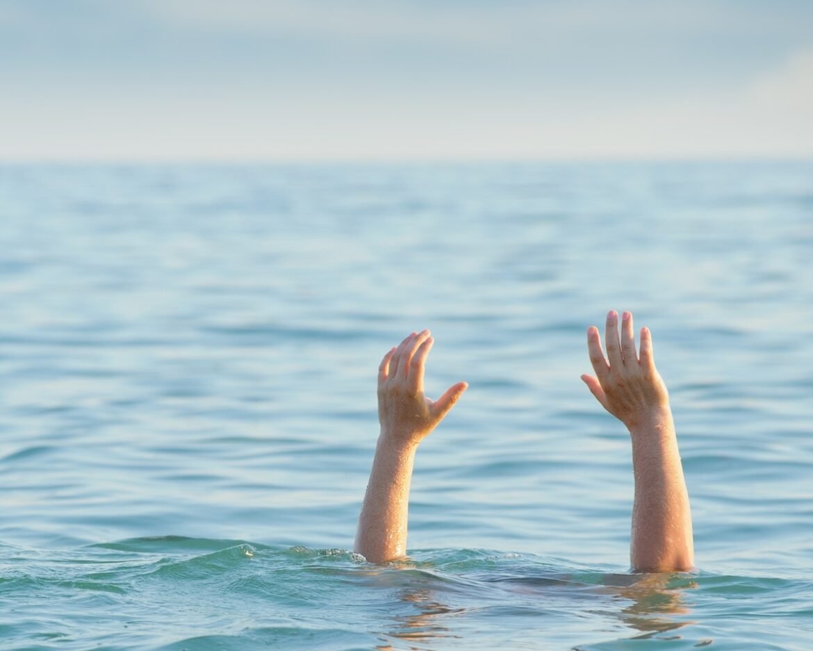 निवती समुद्रात मासेमारी करताना बोटीवरून पडून खलाशाचा बुडून मृत्यू