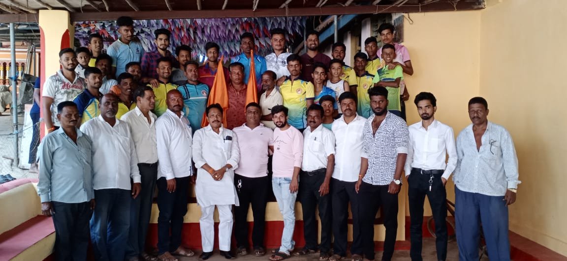 कावलेवाडी येथील युवकांनी शिवसेना नेते संदेश पारकर यांच्या उपस्थितीत हाती घेतला शिवसेचा भगवा