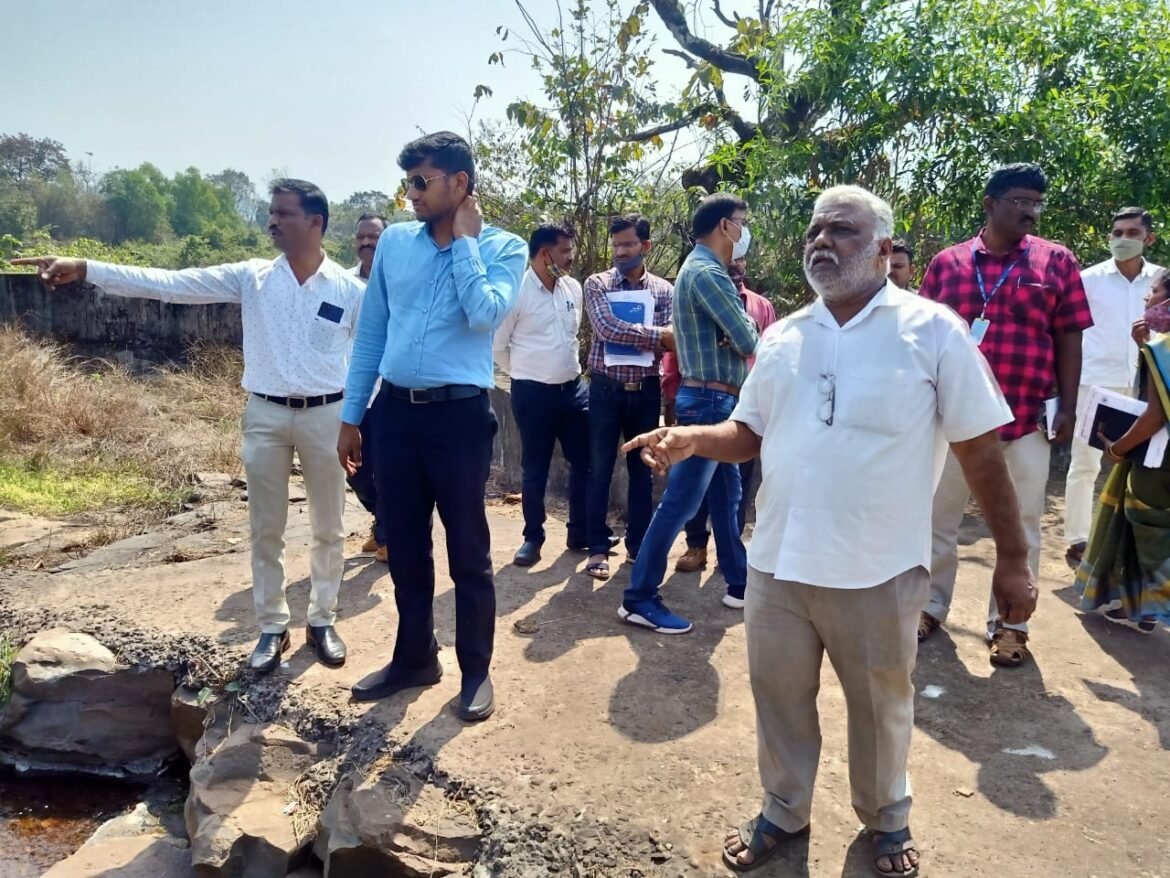 नाधवडे उमाळा येथे मुख्य कार्यकारी अधिकारी डॉ. श्री प्रजित नायर साहेब यांची जि.प.सदस्य सुधिर नकाशे समवेत भेट