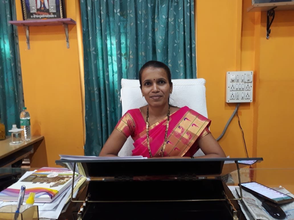 *कुडाळ पंचायत समिती गटविकास अधिकारी यांच्या मनमानी कारभारा विरोधात सभापती सौ.नूतन आईर यांचे सिंधुदुर्ग जिल्हा परिषदेसमोर सकाळी १० वाजल्यापासून उपोषण सुरू*
