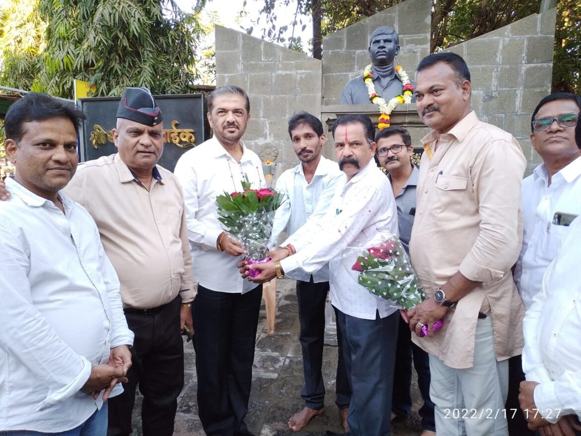 राज्याचे पशुसंवर्धन दुग्ध विकास व क्रीडा युवक कल्याण मंत्री सुनील केदार यांचे पुष्पगुच्छ देऊन केले स्वागत