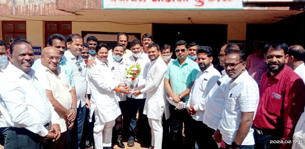 कुडाळ नगरपंचायत उपनगराध्यक्ष मंदार शिरसाट यांचे शिवसेना युवानेते संदेश पारकर यांनी केले अभिनंदन