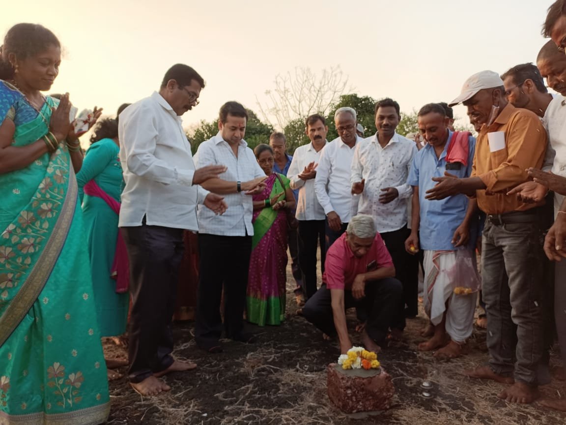 आ. नितेश राणे यांच्या हस्ते देवगड टेंम्बवली गावातील ग्रामपंचायत नूतन इमारतीचे भूमिपूजन सोहळ्यात श्रीफळ वाढवून उद्घाटन