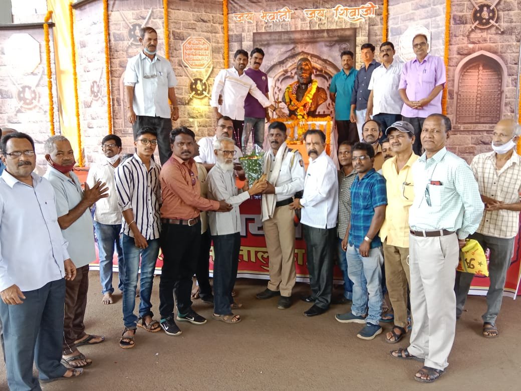 नगरपंचायत व्यापारी मित्र मंडळ यांच्या वतीने सर्व व्यापारी बांधव व नागरीक यांनी आप्पासाहेब पटवर्धन चौकात *छत्रपती शिवाजी महाराज* यांच्या पुतळ्याला पुष्पहार अर्पण करून अभिवादन केले