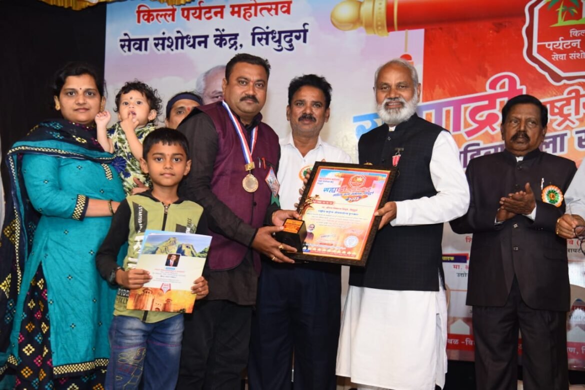 जिल्हा परिषद आदर्श प्राथमिक शाळा तळेरे नं १ चे सहाय्यक शिक्षक