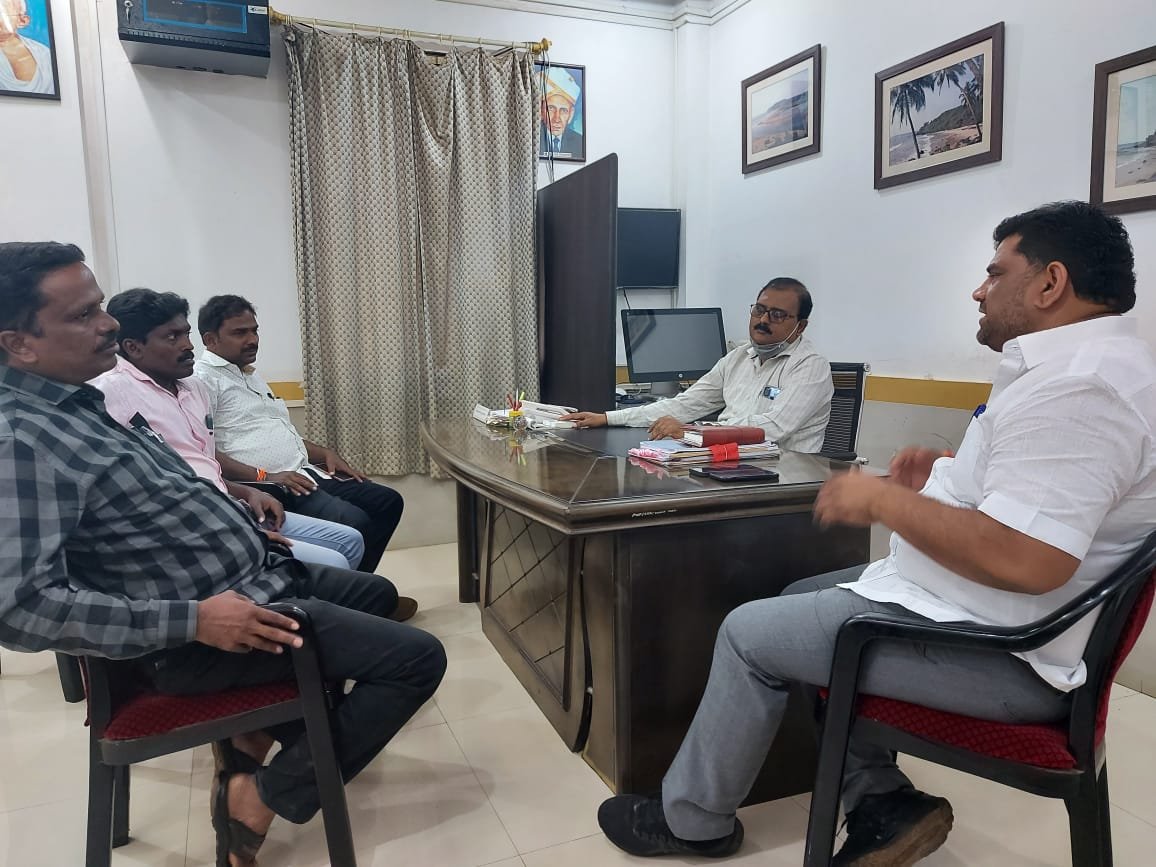 स्वतःच्या कार्यालयाच्या बाथरूमला तीन वर्षे लागत असतील तर आपली अकार्यक्षमता सिद्ध होते