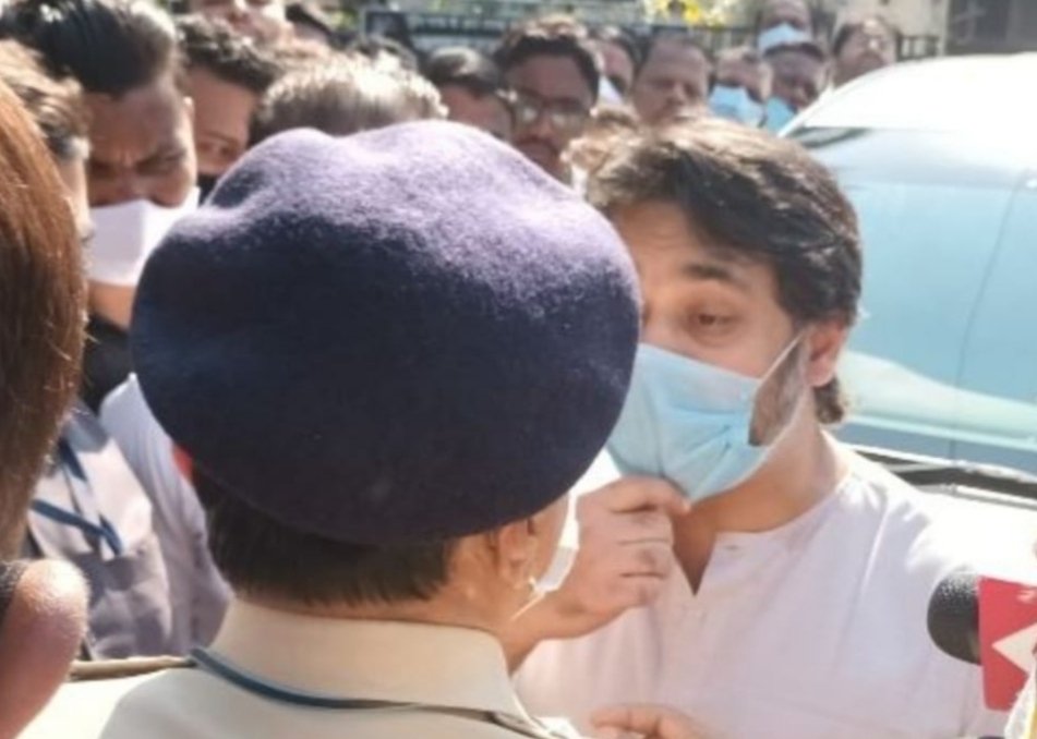 जिल्हा न्यायालयाबाहेर आम. नितेश राणेंची गाडी पोलिसांनी अडवली