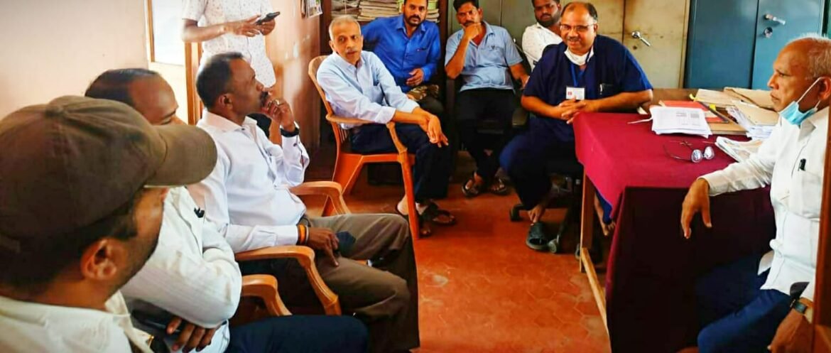 उपजिल्हा रुग्णालय चे वैद्यकीय अधीक्षक डॉ. उत्तम पाटील यांची सावंतवाडी तालुका मनसेच्या कार्यकर्त्यांनी घेतली भेट