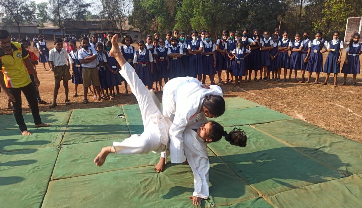 विद्यार्थिनींनी सादर केलेल्या मार्शल आर्टच्या चित्तथरारक प्रात्यक्षिकांनी कासार्डेत जागतिक महिला दिन उत्साहात साजरा