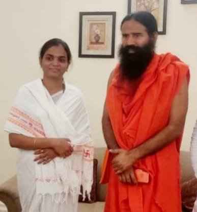 राष्ट्रीय योग पदवीप्राप्त योगशिक्षका सौ.श्वेता गावडे-पळसुले यांनी घेतली योगगुरु बाबा रामदेव यांची सदिच्छा भेट