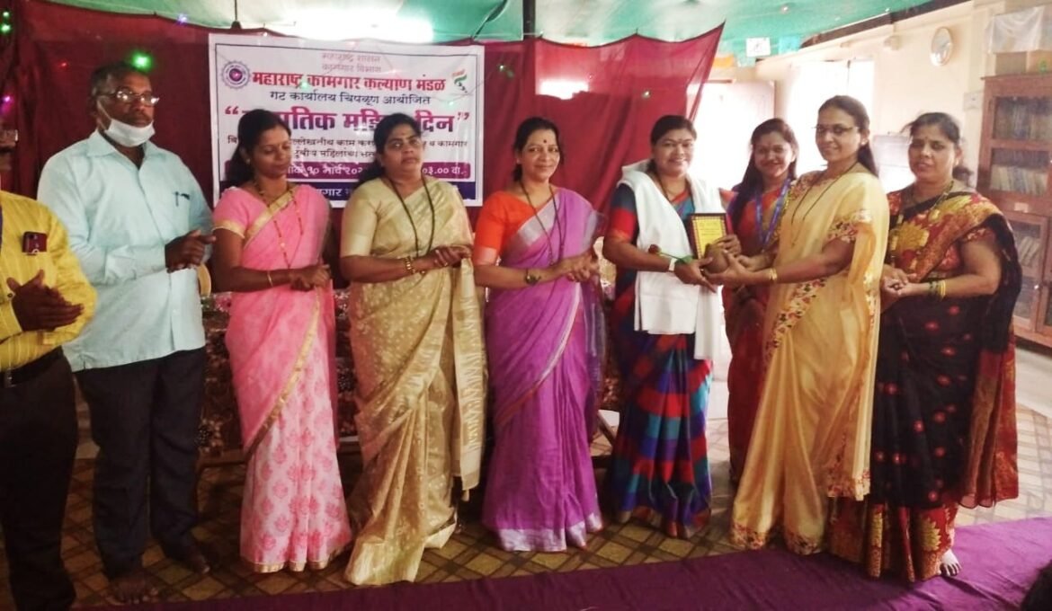 अष्टपैलू अभिनेत्री सौ अक्षता कांबळी यांचा महाराष्ट्र कामगार कल्याण मंडळ च्या वतीने सत्कार