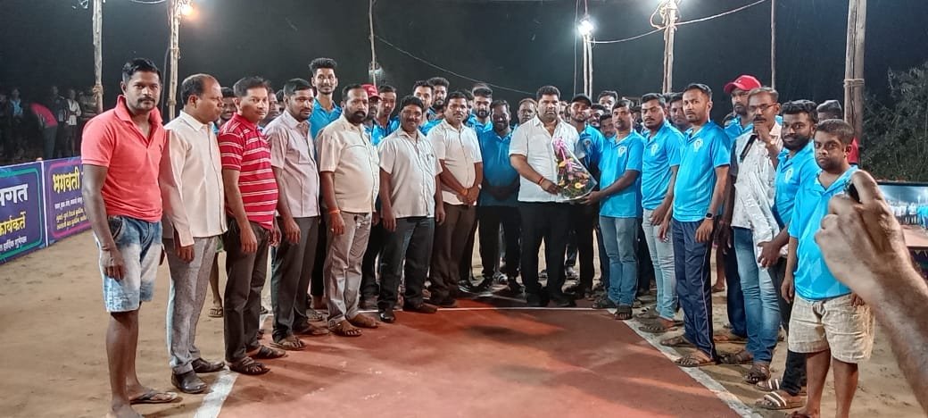 वायरी येथे अंडरआर्म क्रिकेट स्पर्धेला आ.वैभव नाईक यांनी दिली भेट