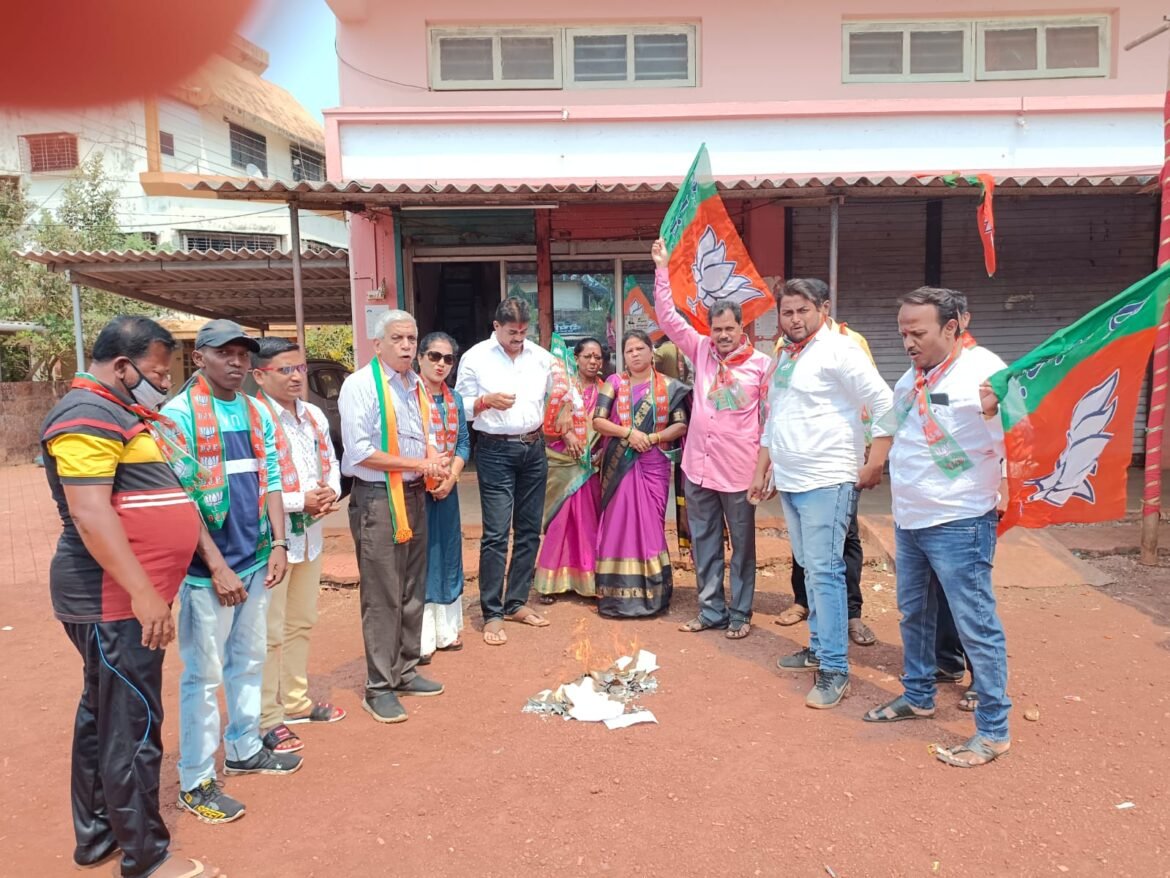 विरोधी पक्षनेते देवेंद्र फडणवीस यांना बजावलेल्या नोटीसीची देवगडात होळी